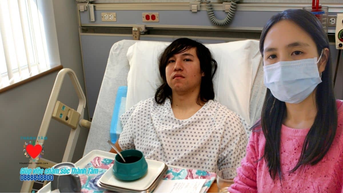 Nhân viên chăm sóc thực hiện 1 ca nuôi bệnh tại bệnh viện Lê Văn Thịnh