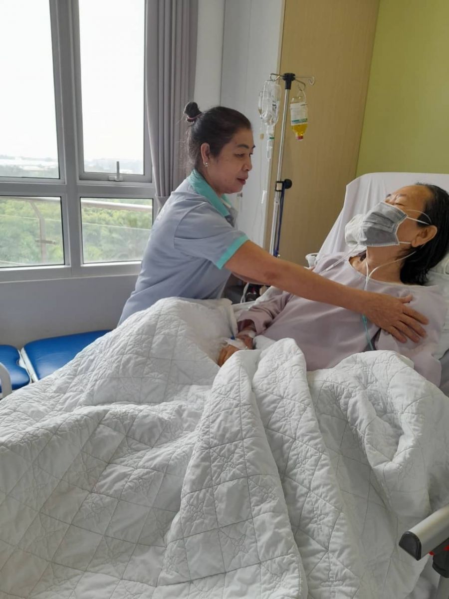 Cho bà ngủ (ảnh thực tế chăm sóc bệnh nhân tại Bv Gia An 115)
