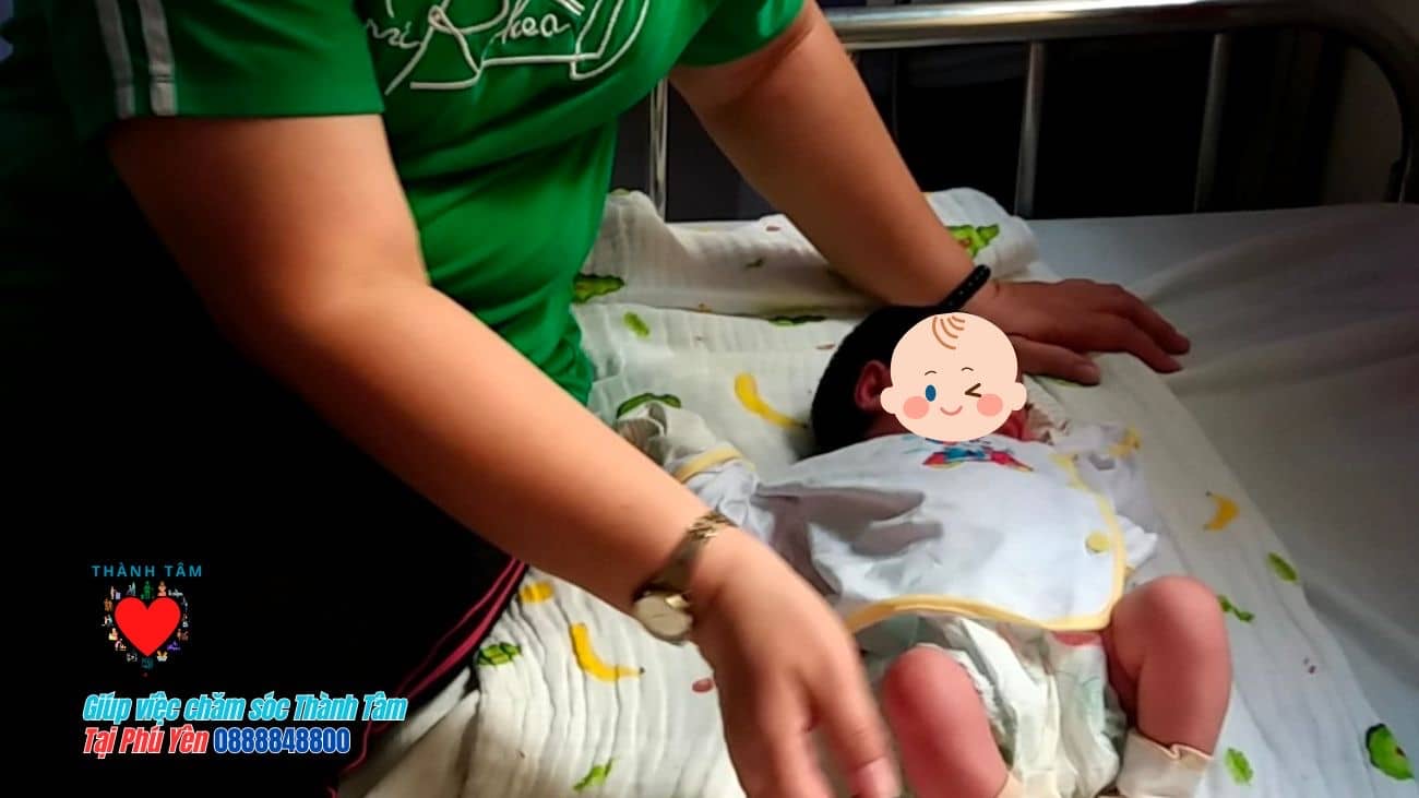 Giúp việc Thành Tâm thực hiện việc chăm sóc em bé sơ sinh tại Phú Yên